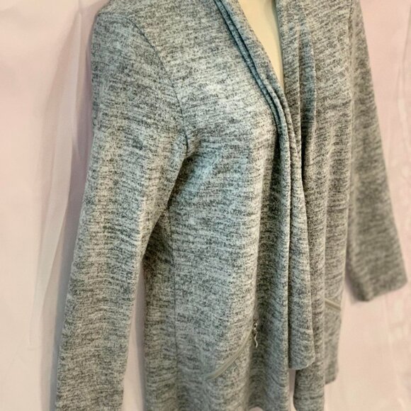 Women's Light Grey Long-Sleeved Sweater with an Open Front and Pockets - Picture 4 of 6